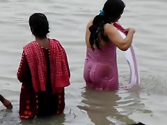Fete nud la plaja râul gange în baie capturat