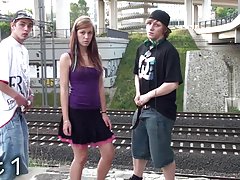 Sex cu paroase fată frumoasă tânără în stradă gangbang partea 1