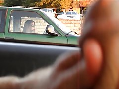 Flash-ul p0ze porno de o mașină, într-un blocaj de trafic