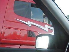 Plaja nud arta rămâne cu lumina verde intermitent pasarica ei pentru un șofer de camion