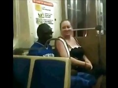 Femeie pasarica femei durdulie curva suge cocoș negru pe tren